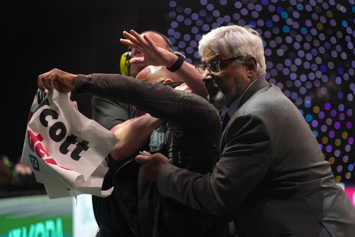 Crufts crowd boo as activists attempt to storm competition with &lsquo;Boycott Breeders&rsquo; sign