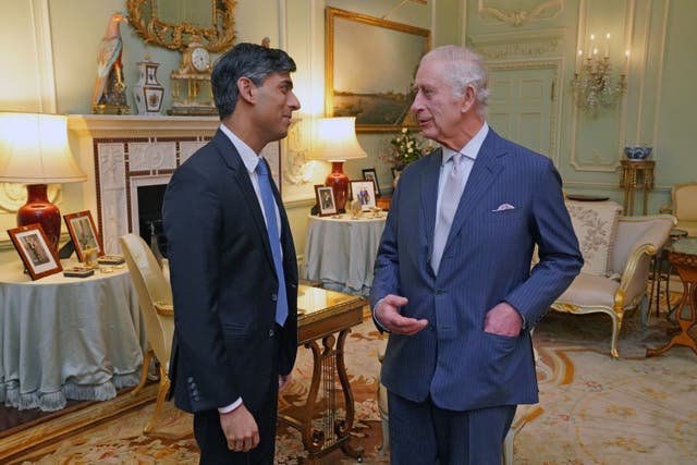 <p>El primer ministro británico Rishi Sunak solicitó oficialmente al rey Carlos disolver el parlamento de cara a las elecciones generales del 4 de julio. Estos serán los primeros comicios generales del monarca</p>