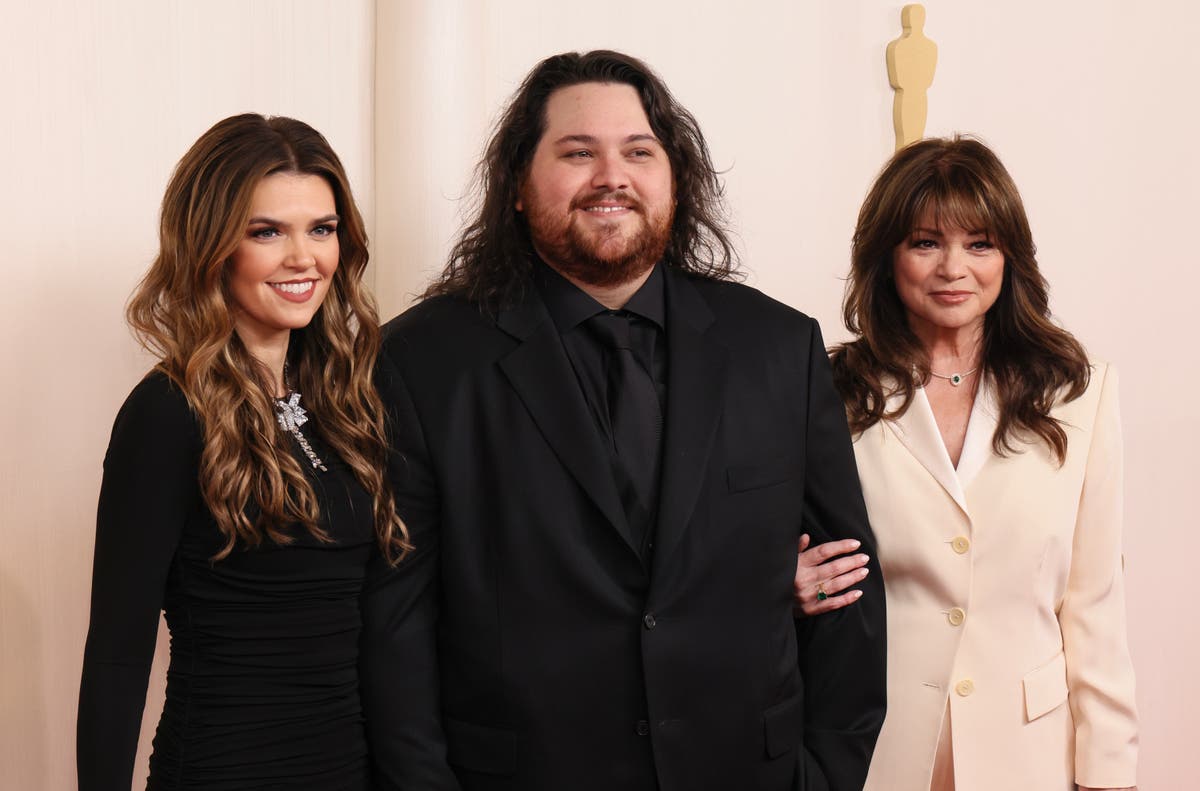 Valerie Bertinelli reveals it was ‘so hot’ during the Oscars red carpet