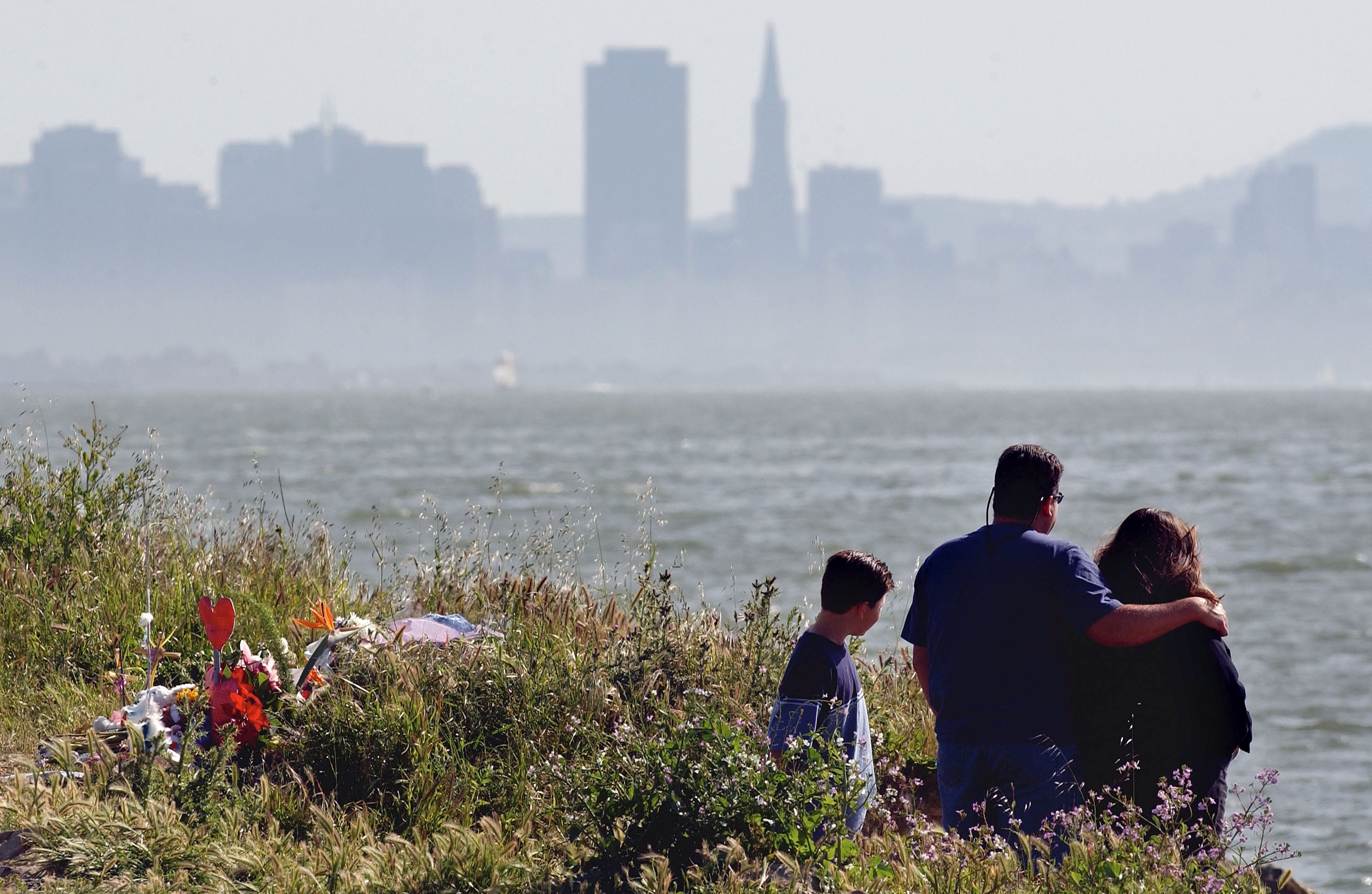 A family seen at a makeshift memorial where Laci Peterson’s body was found in April 2003 in Richmond, California