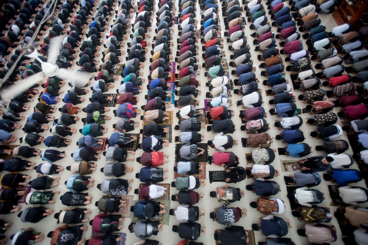 AP PHOTOS: Muslims around the world observe holy month of Ramadan with prayer, fasting