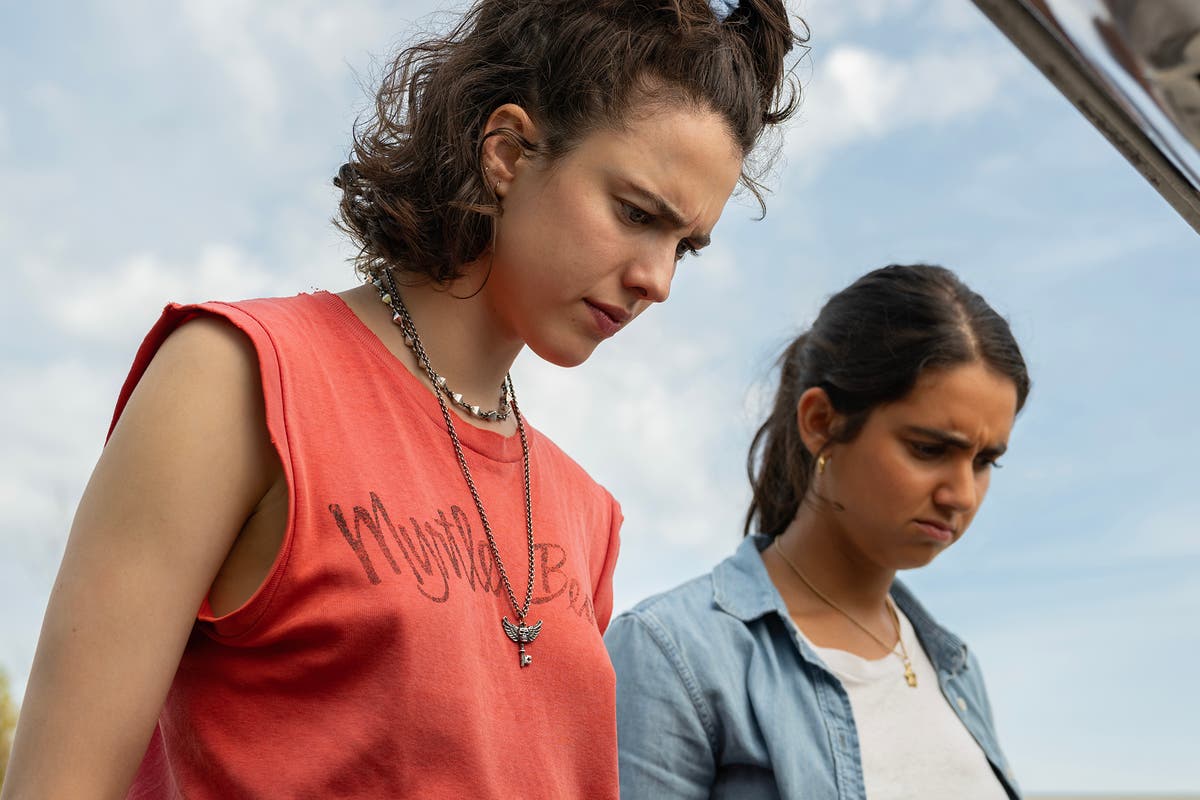 Drive-Away Dolls review: A sweet, absurd lesbian odyssey from writer ...