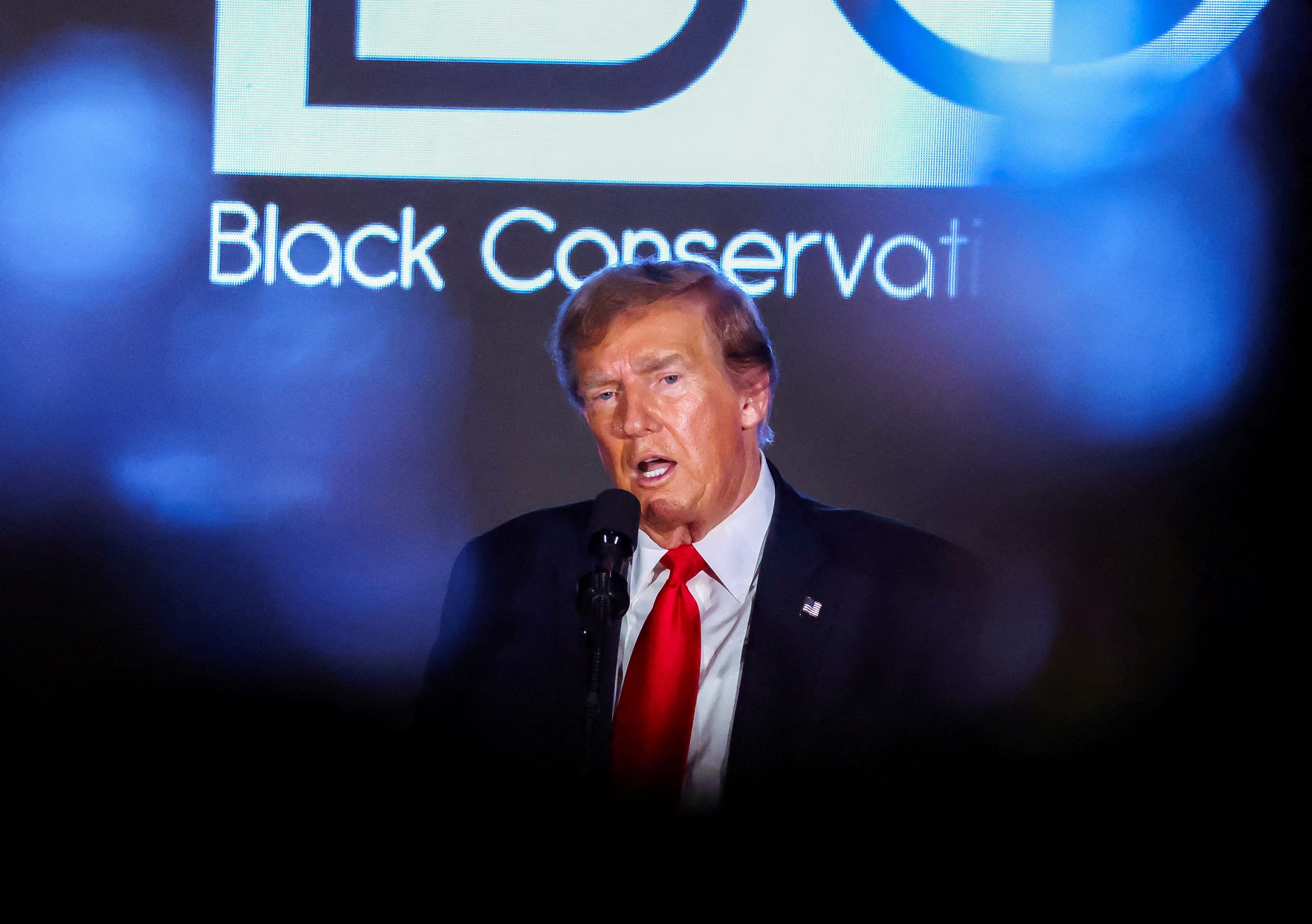 Donald Trump discursando na convenção da Associação Nacional de Jornalistas Negros em julho