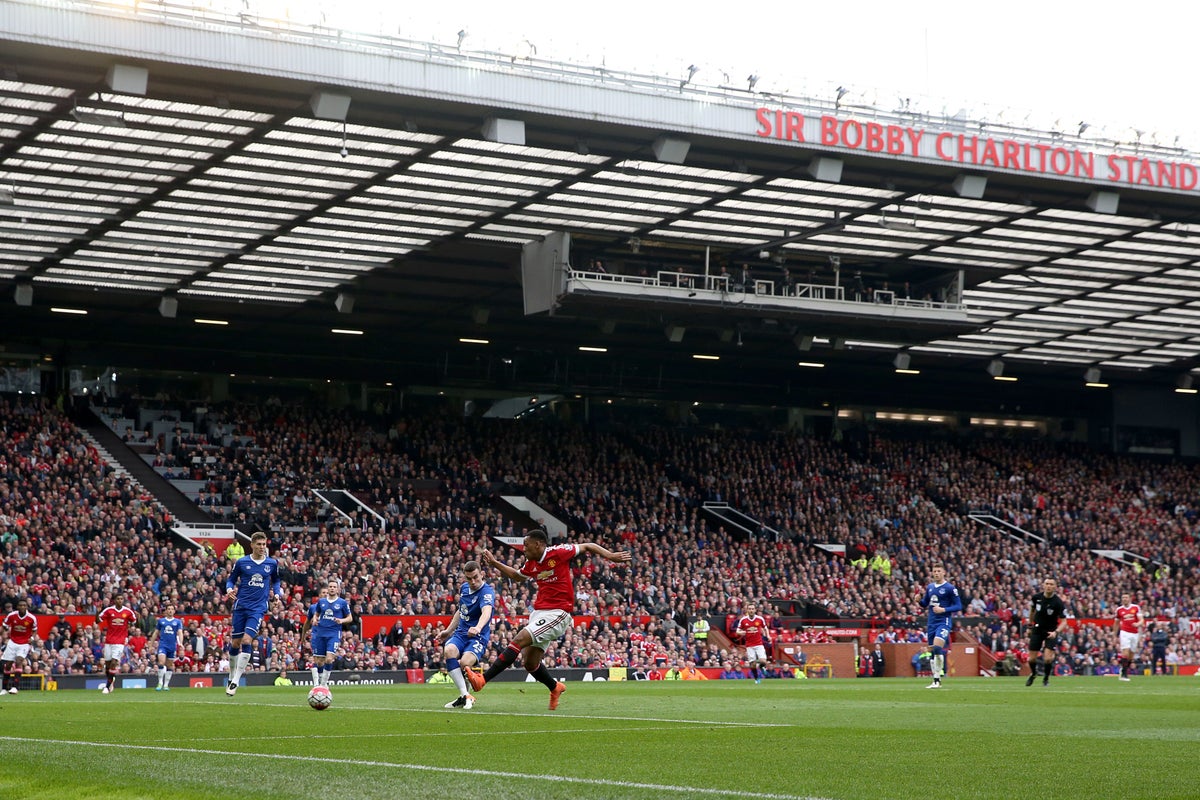 This football team play at old trafford. Райс Олд Траффорд. Олд Траффорд стадион. Стадион Шеффилд Юнайтед.