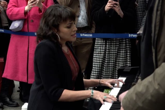 <p>Grammy-winning artist Norah Jones surprises St Pancras commuters with piano performance.</p>