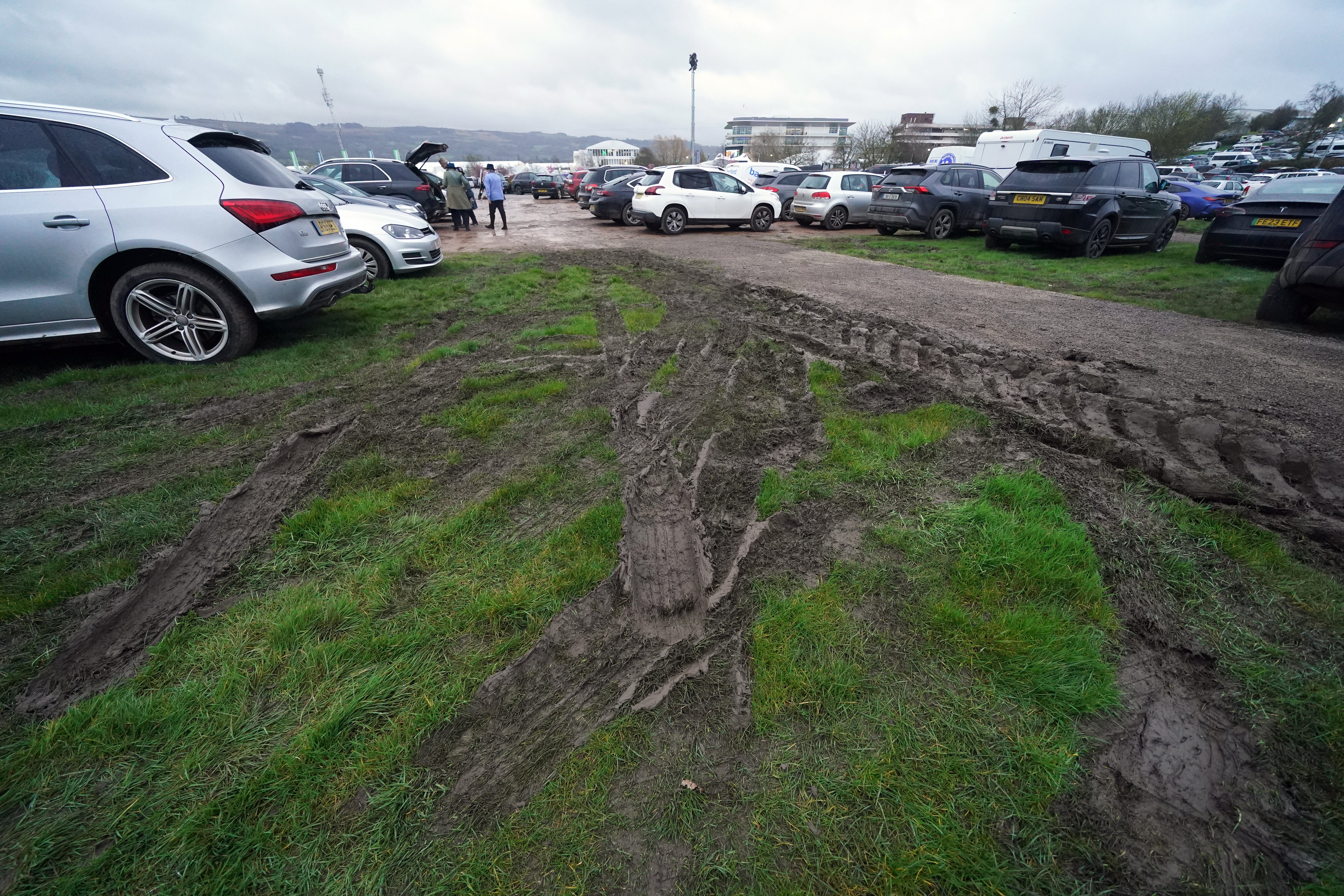 Il fango dell'anno scorso al parcheggio al Cheltenham Festival - quest'anno è stato messo giù per evitare il problema