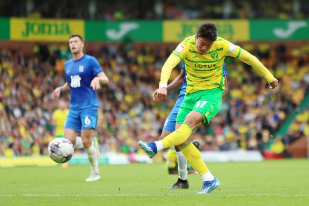 Hwang of Norwich City shoots but misses during the Sky Bet Championship match between Norwich City and Birmingham City at Carrow Road