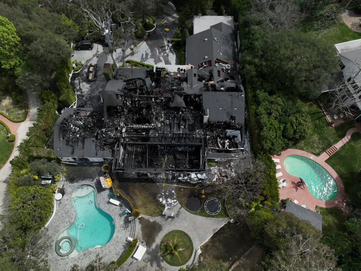 Model and actor Cara Delevingne's Los Angeles home is destroyed in fire thumbnail
