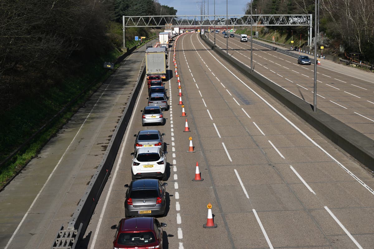 M25 closure – live: Six miles of traffic on first day as motorway section shut all weekend
