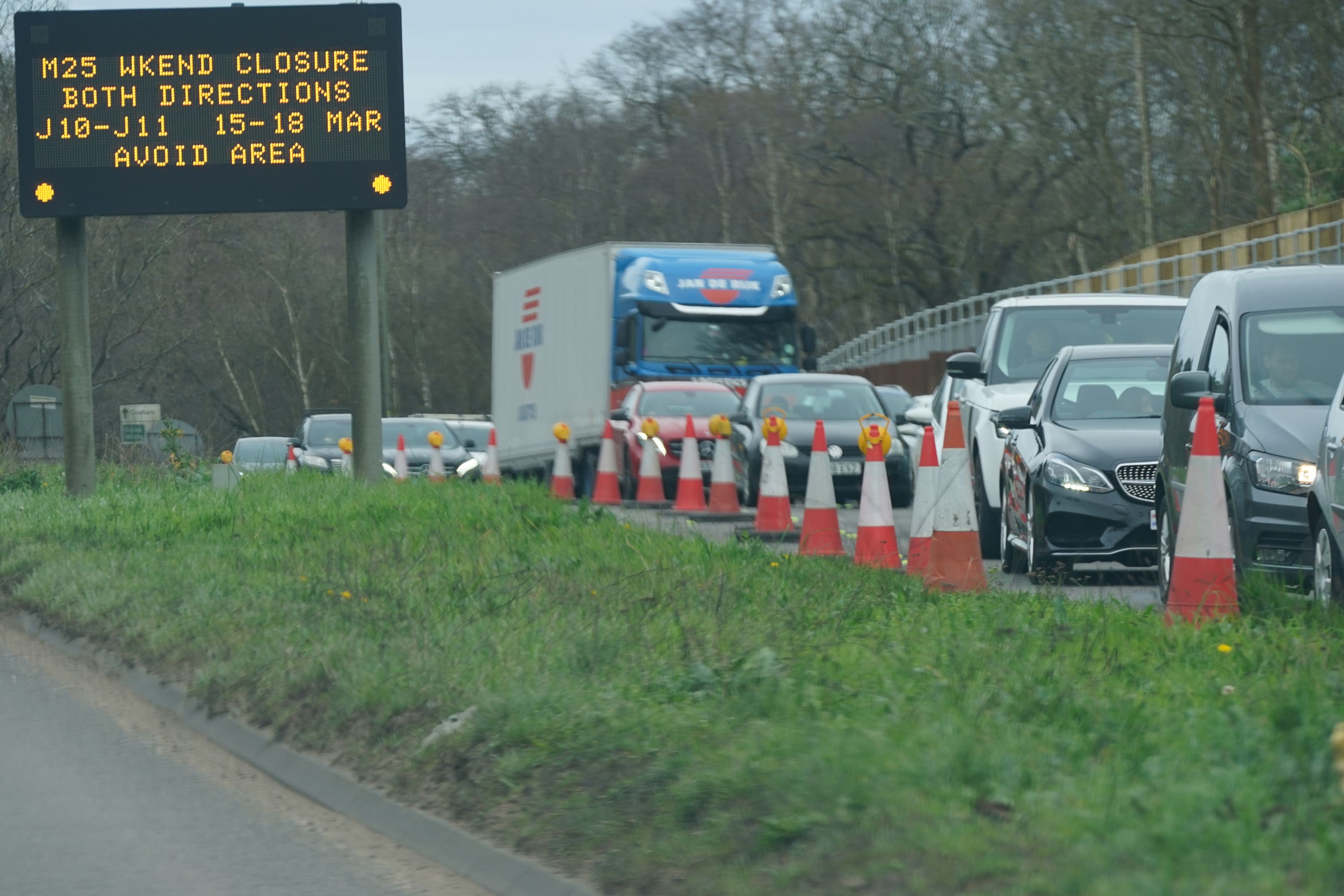 pAn information sign as traffic builds up in Cobham, Surrey, near to a closed section of the M25 (Yui Mok/PA)/p