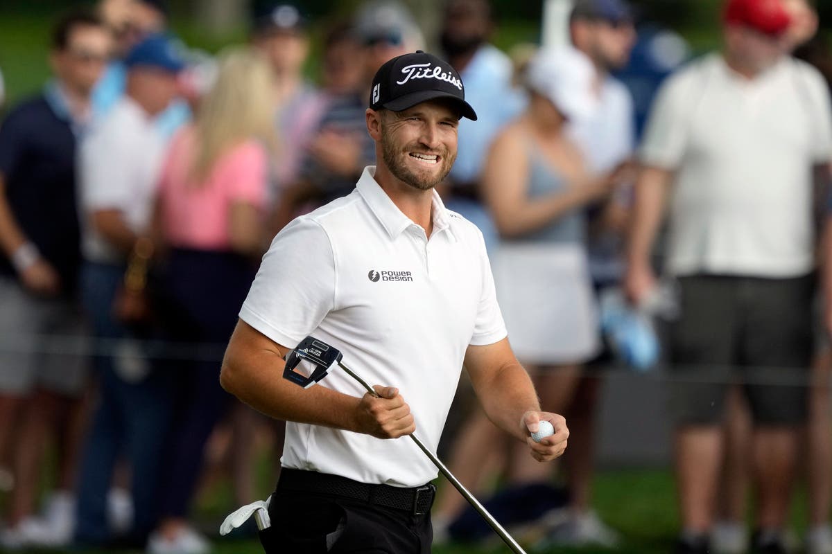 Wyndham Clark holding off Xander Schauffele on day three at Players Championship Wyndham Clark holding off Xander Schauffele on day three at Players Championship