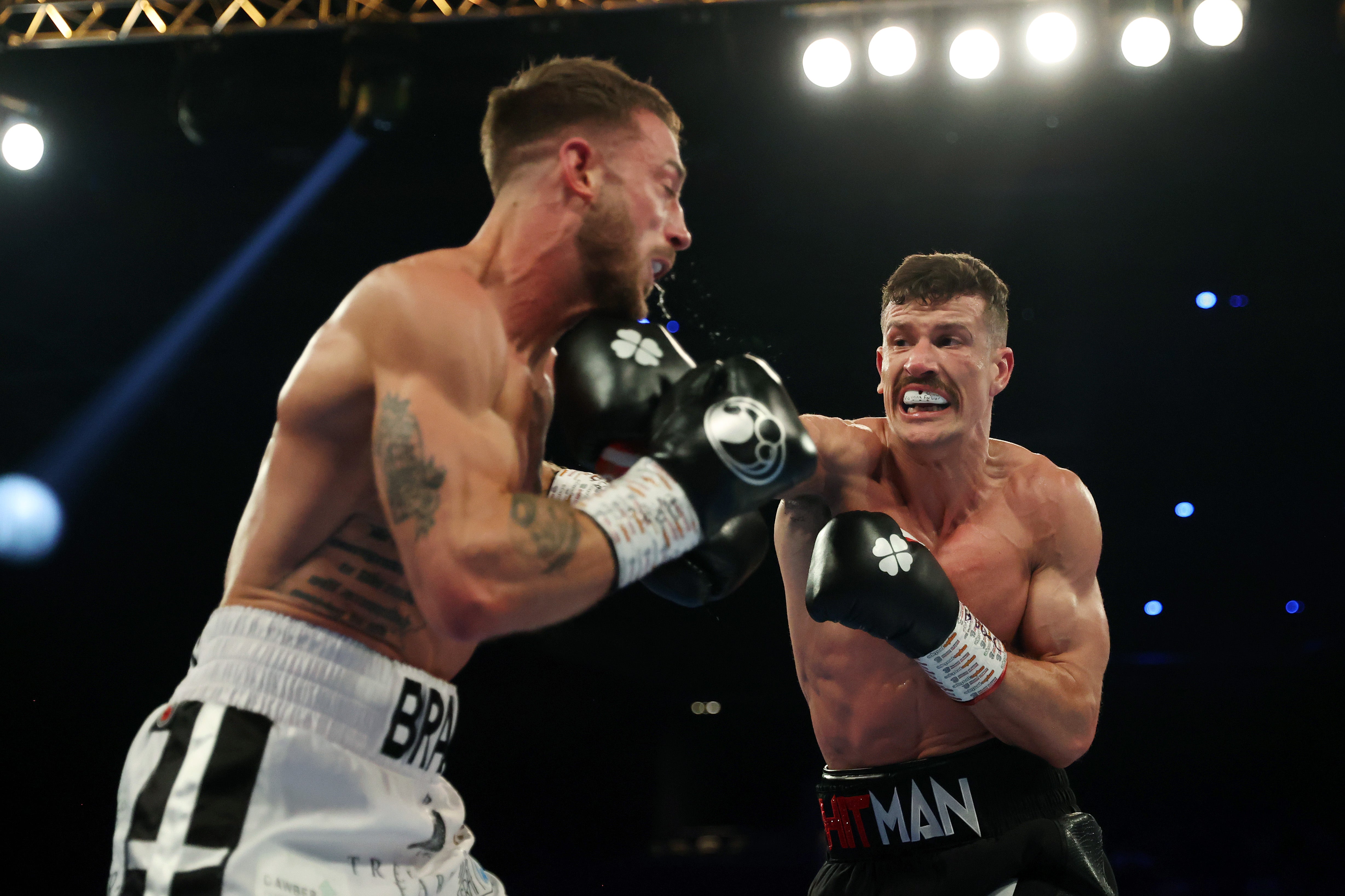 Heaney punches Brad Pauls in their British middleweight title fight