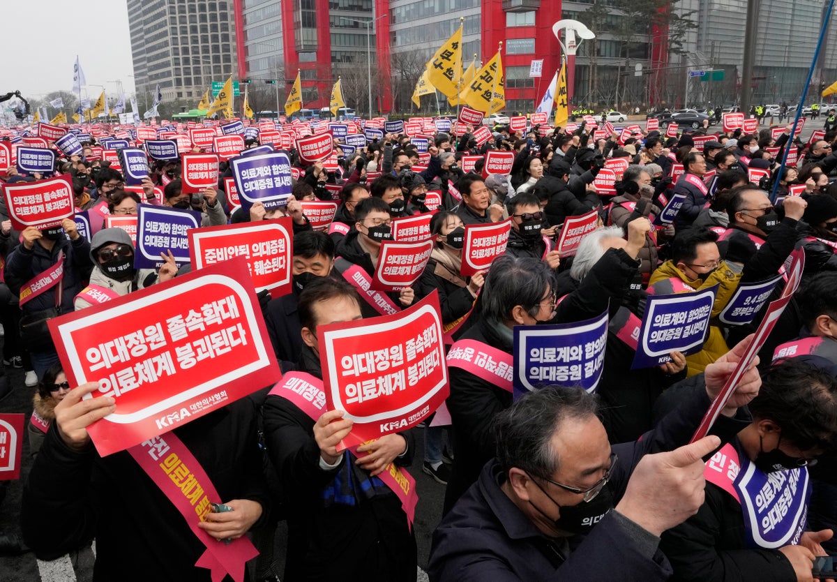 South Korea says it will suspend the licenses of striking doctors starting next week