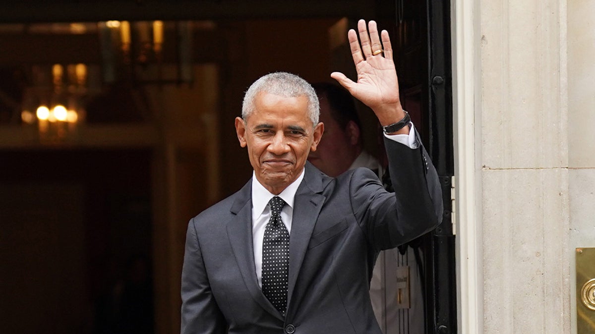 Barack Obama visits Downing Street for surprise meeting in No 10