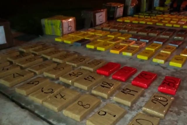 <p>Argentinian police find 150kg of cocaine hidden in lorry transporting wood.</p>