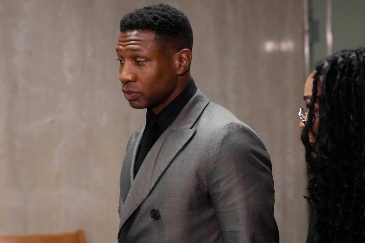 Ex-girlfriend of actor Jonathan Majors files civil suit accusing him of escalating abuse, defamation thumbnail
