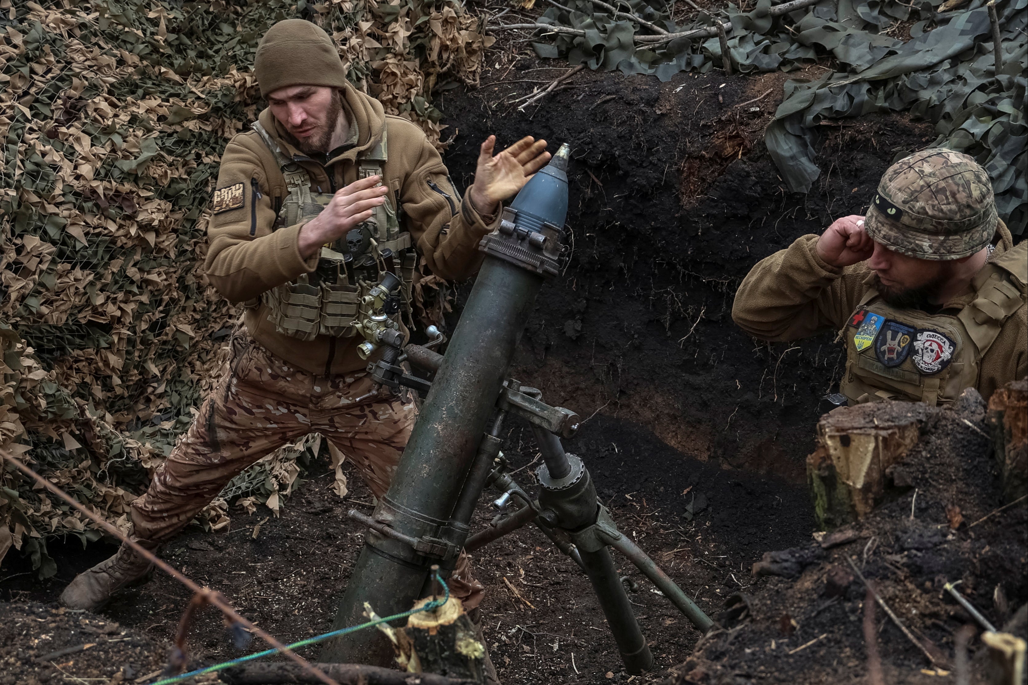 Ukrainian troops fire towards Russian troops on an eastern frontline