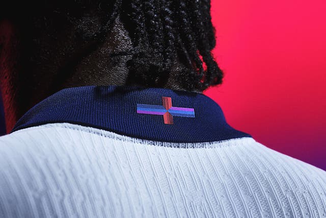 <p>Nike has altered the cross using purple and blue horizontal stripes on the back of the shirt</p>