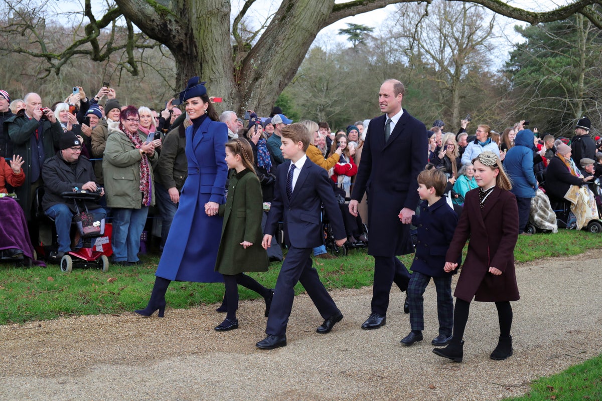 Ciamar a bhios an teaghlach rìoghail a’ comharrachadh na Nollaige às deidh sgainneal a’ Phrionnsa Anndra – agus am bi Meghan agus Harry an làthair?