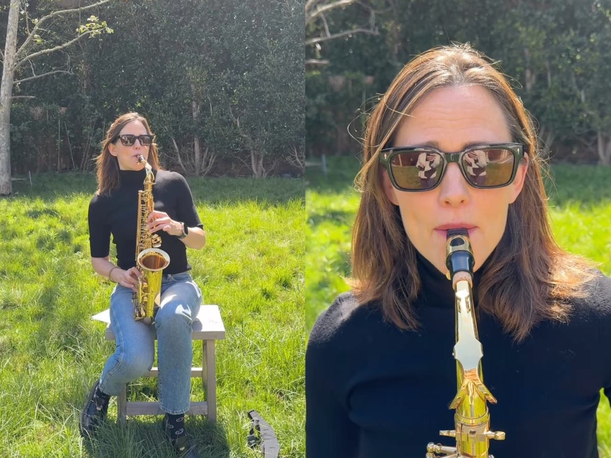 Fans are obsessed with Jennifer Garner playing saxophone for Reese Witherspoon