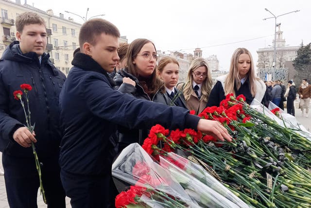 <p>Mourners lay flowers outside Crocus City Hall in Moscow  </p>