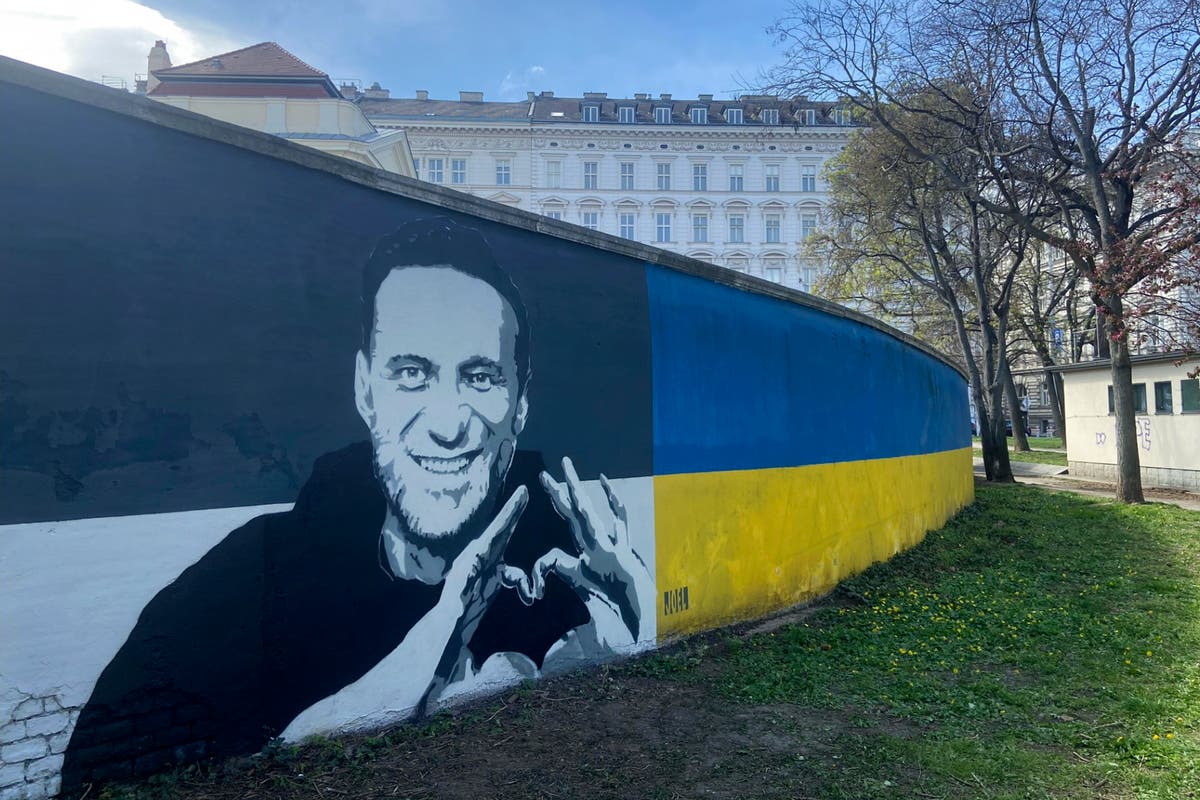 In Vienna, 2 portraits of Alexei Navalny are painted near a monument to Soviet soldiers