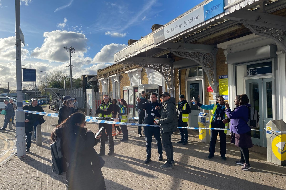 Messerstecherei im Zug von Beckenham: Teenager wegen versuchten Mordes ...