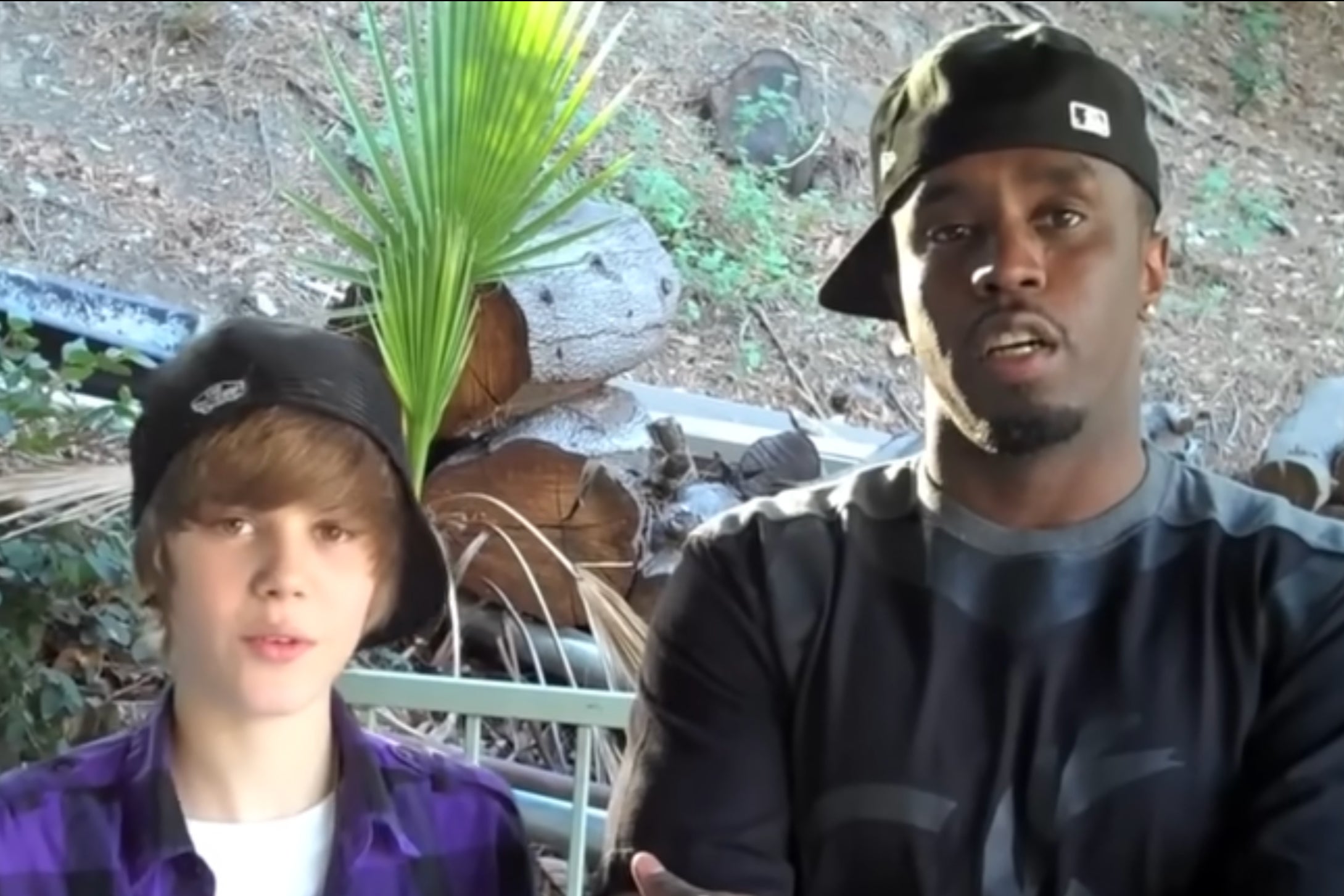 Justin Bieber (trái) và Diddy năm 2009