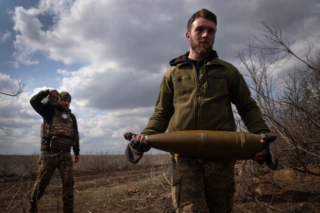<p>Ukrainian soldiers carry shells to fire towards Russian positions at the frontline, near Bakhmut, Donetsk region</p>
