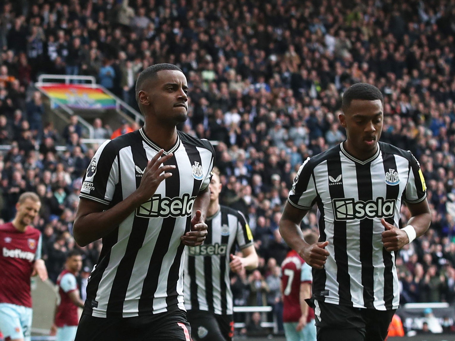 Alexander Isak gives Newcastle an early lead