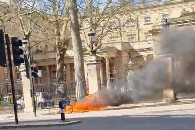 <p>Firefighters were called to the  blaze outside Buckingham Palace on Saturday afternoon </p>
