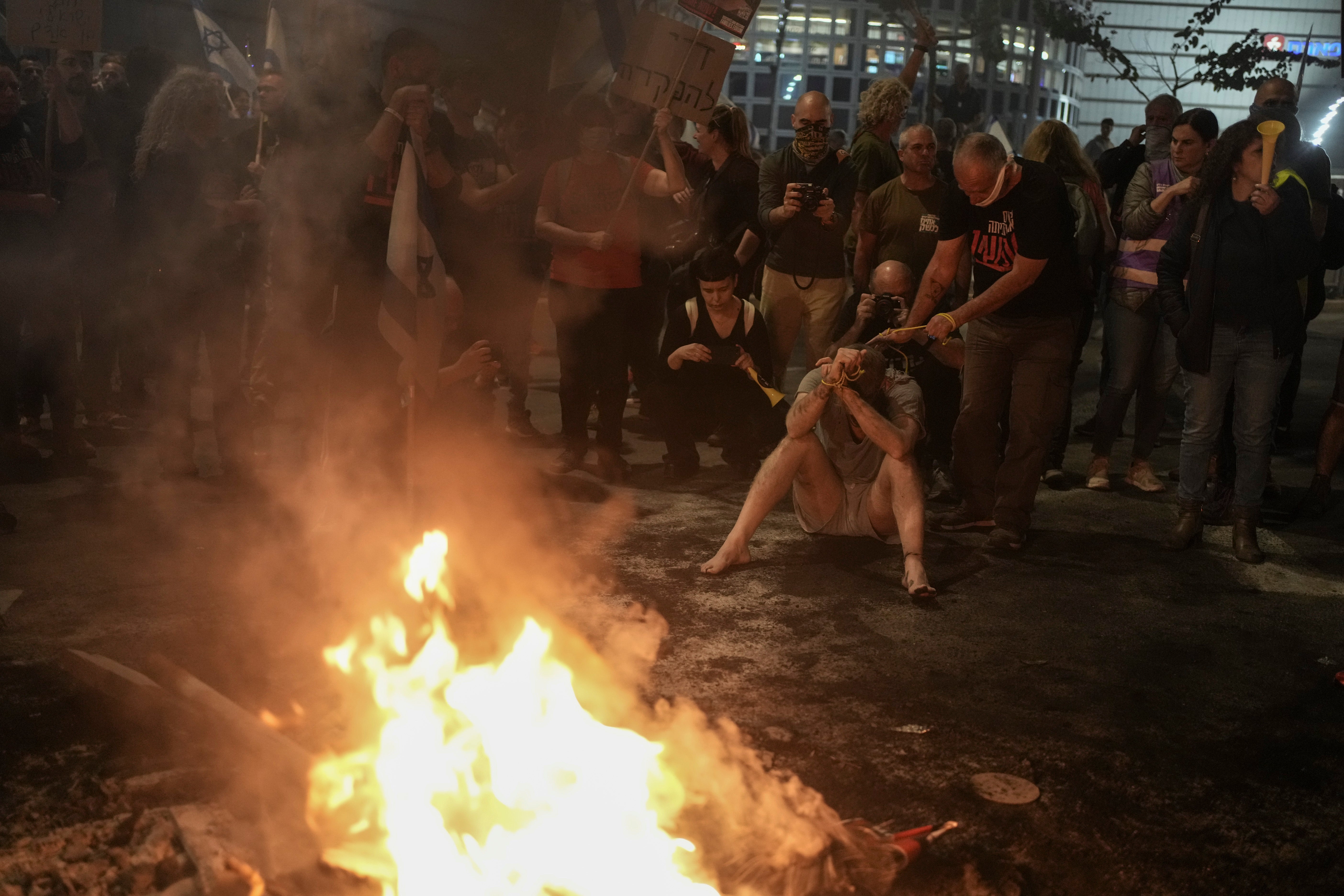 People take part in a protest against Israeli Prime Minister Benjamin Netanyahu's government and call for the release of hostages held in the Gaza Strip