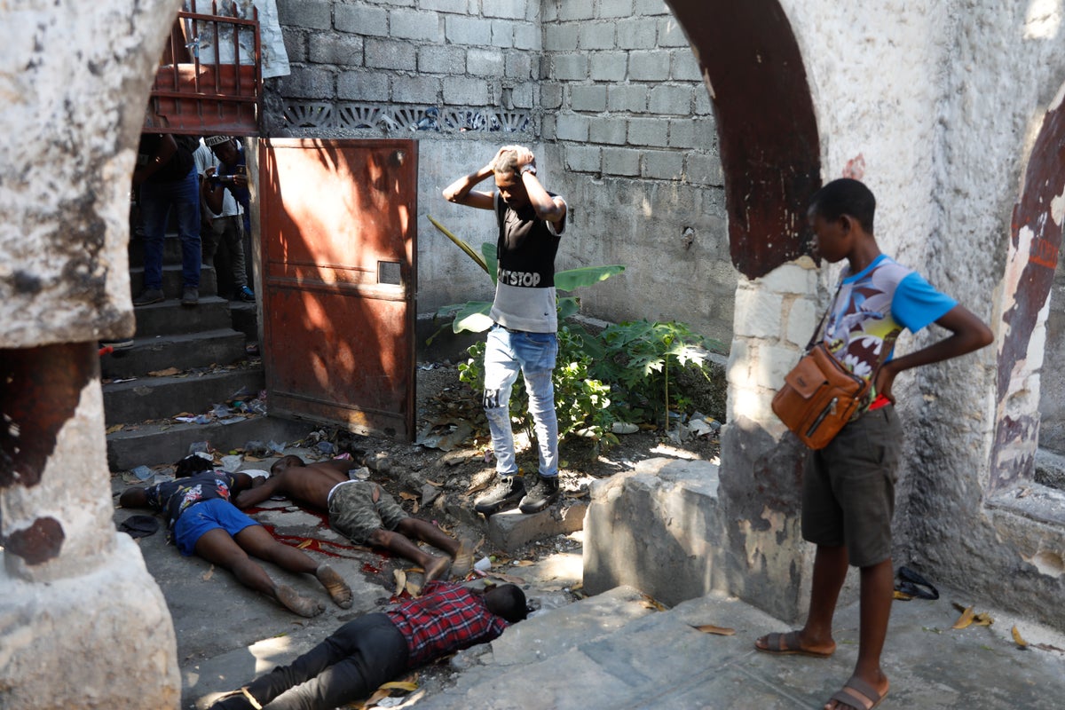 Gunbattle between Haitian police and gangs paralyzes area near National Palace