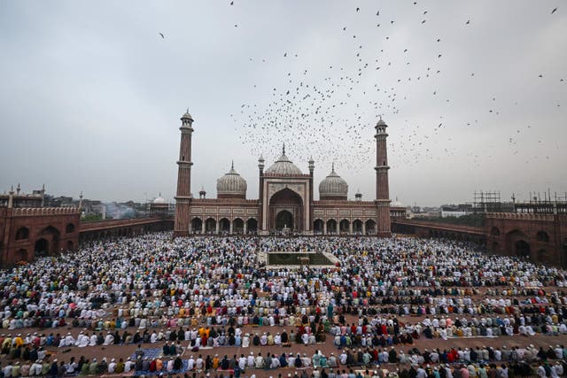 <p>Muslims offer Eid prayers at Jama Masjid in Delhi</p>