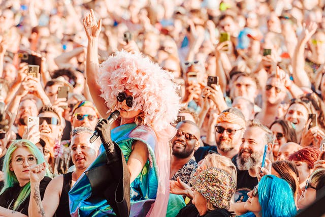 <p>Crowds soaking up the sun during a performance at Mighty Hoopla festival, 2023</p>