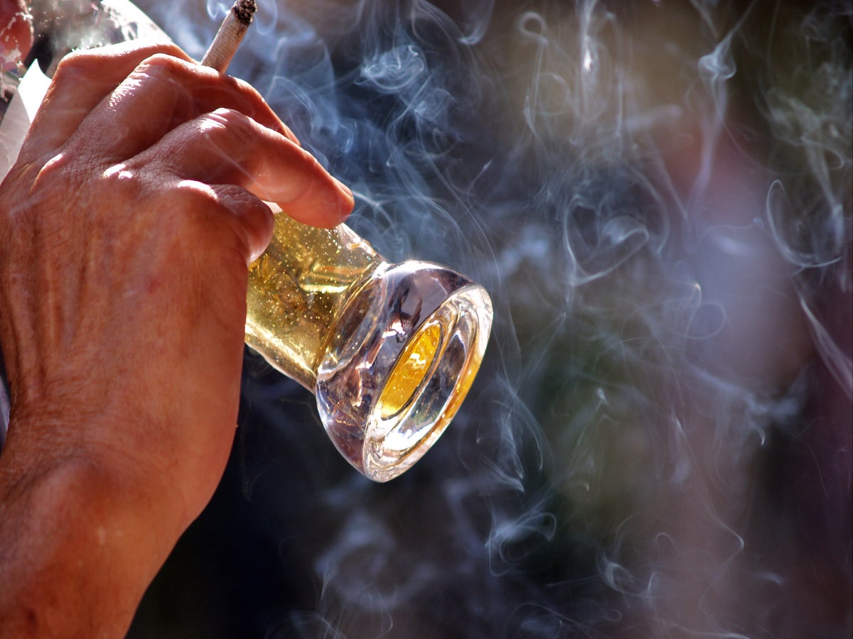 deaths per year from cigarettes Heads or tails? Heads, you lose 14 years of your life. Tails, you stick  with your chances of living a full and healthy life. If you're a smoker,  then you're among nearly