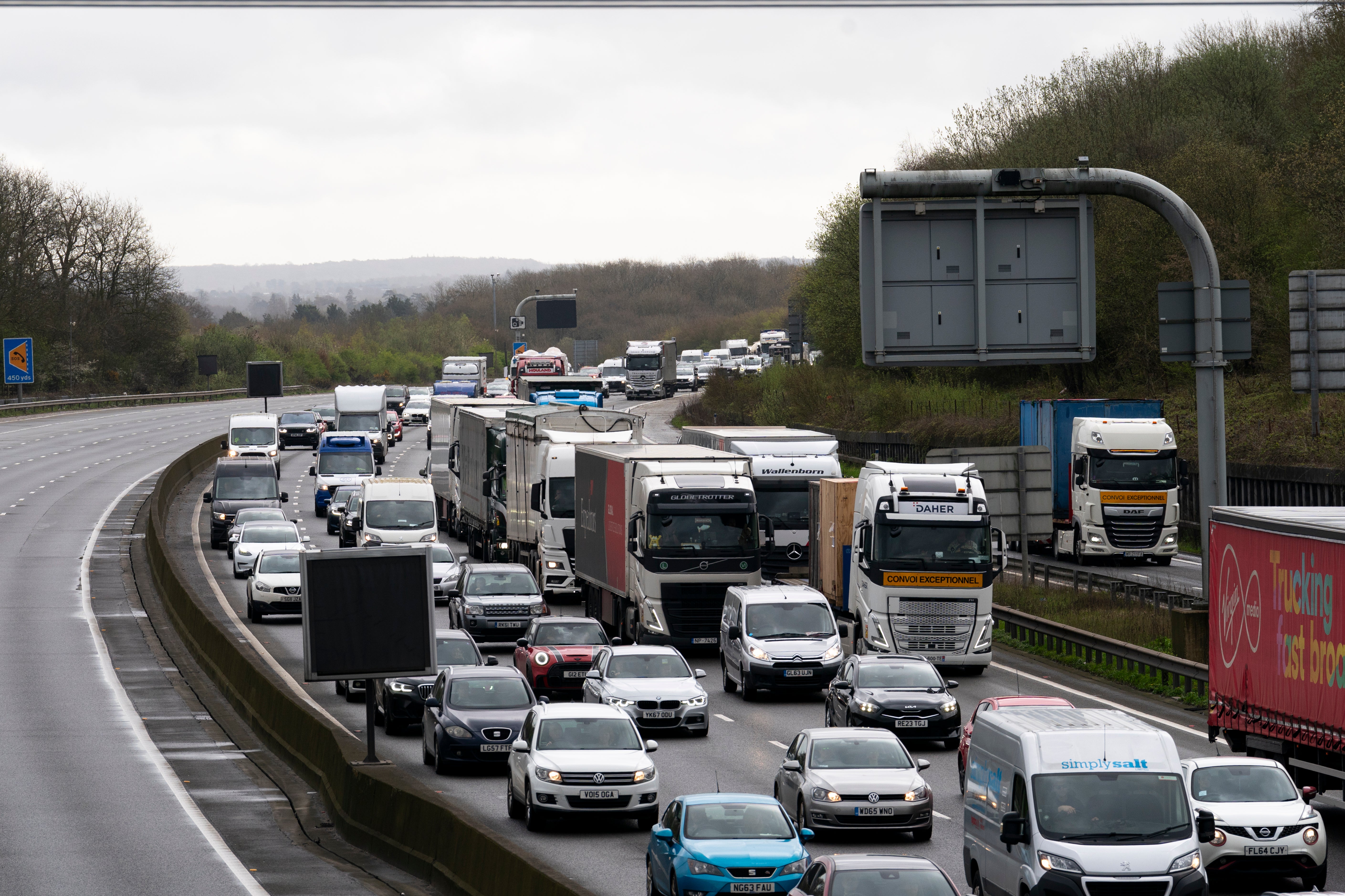 All four lanes of the M25 have been closed between Junction 6 and Junction 5 following the crash