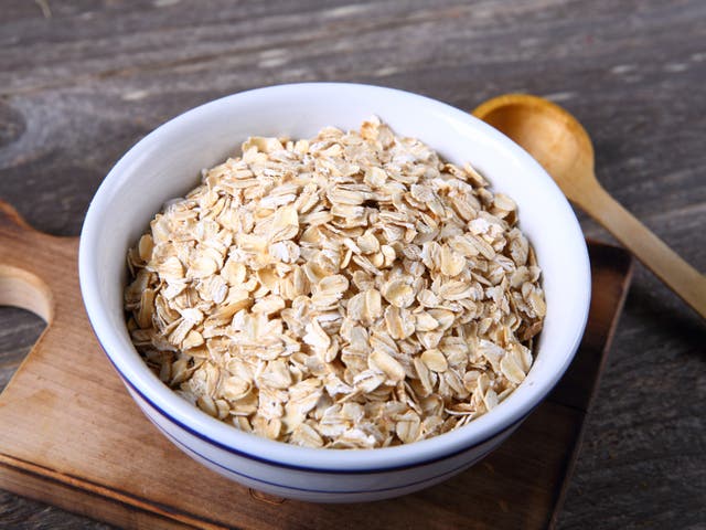 <p>A bowl of rolled oats </p>