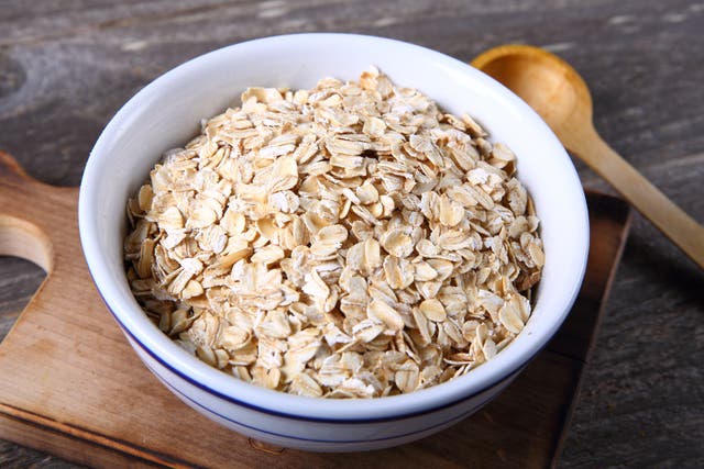 <p>A bowl of rolled oats </p>
