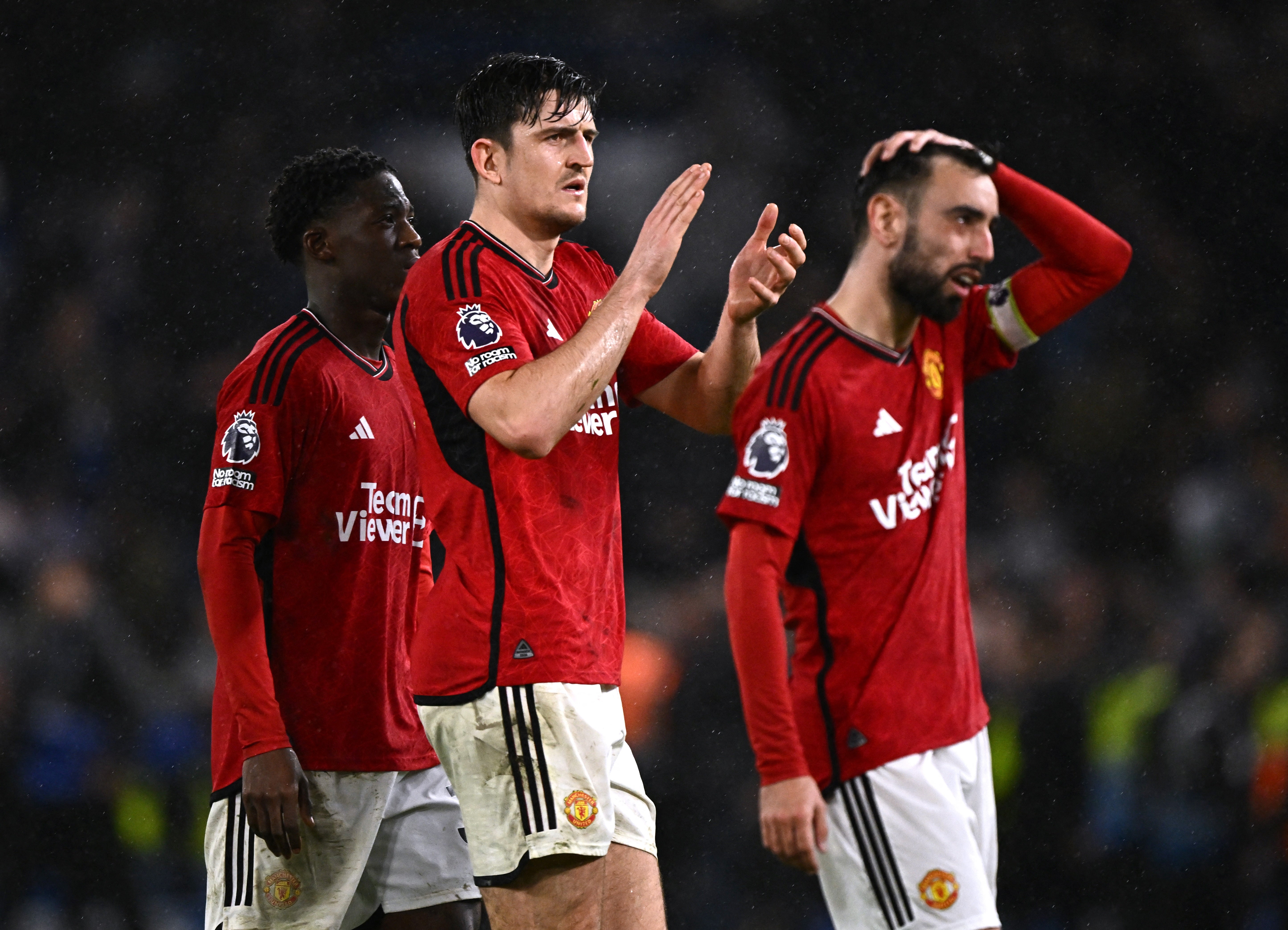 Manchester United conceded two late goals to lose 4-3 to Chelsea at Stamford Bridge