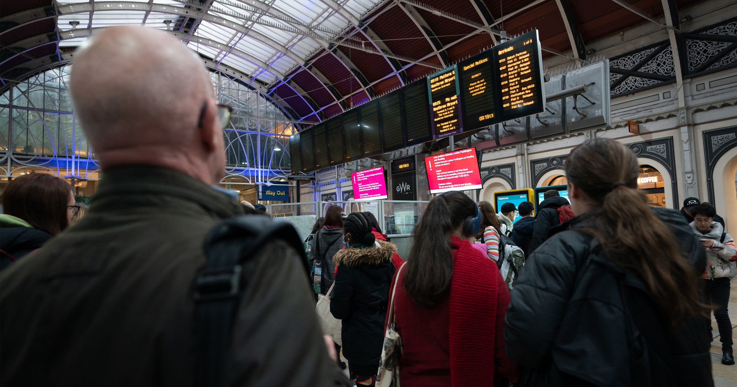 Passageiros sofreram atrasos na estação Paddington de Londres na noite passada