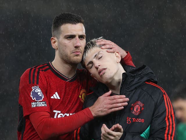 <p>Diogo Dalot, Alejandro Garnacho of Manchester United walks off after defeat to Chelsea</p>