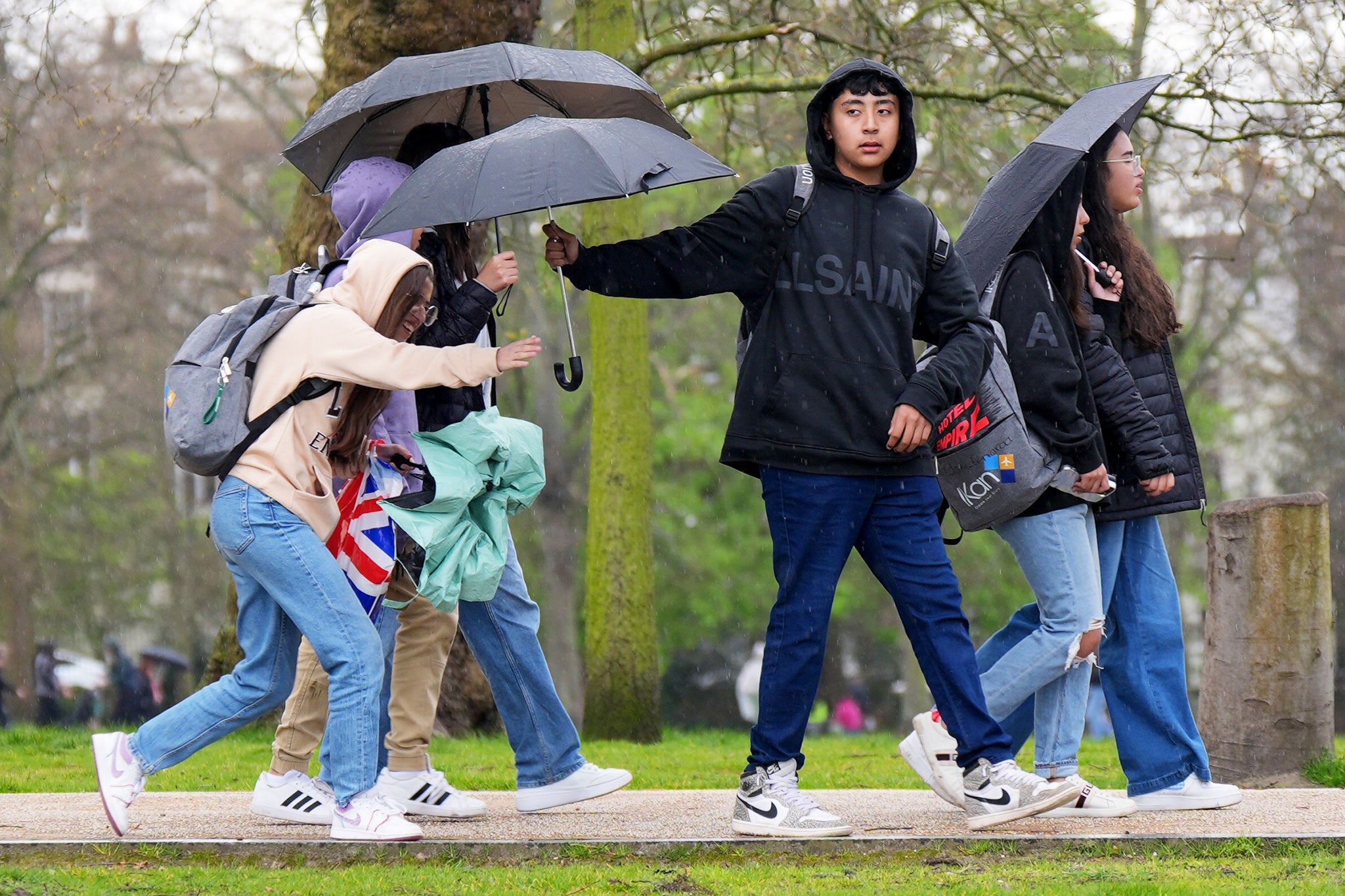 Storm Kathleen - live: Met Office warns furious 70mph winds to hit coast while rest of UK basks in 22C heat