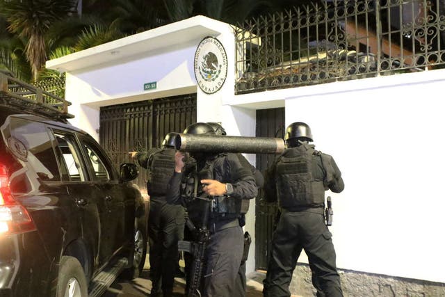 <p>Ecuadorian police special forces attempt to break into the Mexican embassy in Quito to arrest Ecuador’s former Vice President Jorge Glas, on April 5, 2024</p>