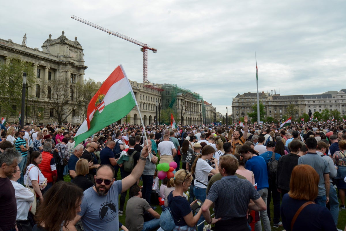Претендент Орбана в Угорщині оголошує нову політичну альтернативу десяткам тисяч прихильників
