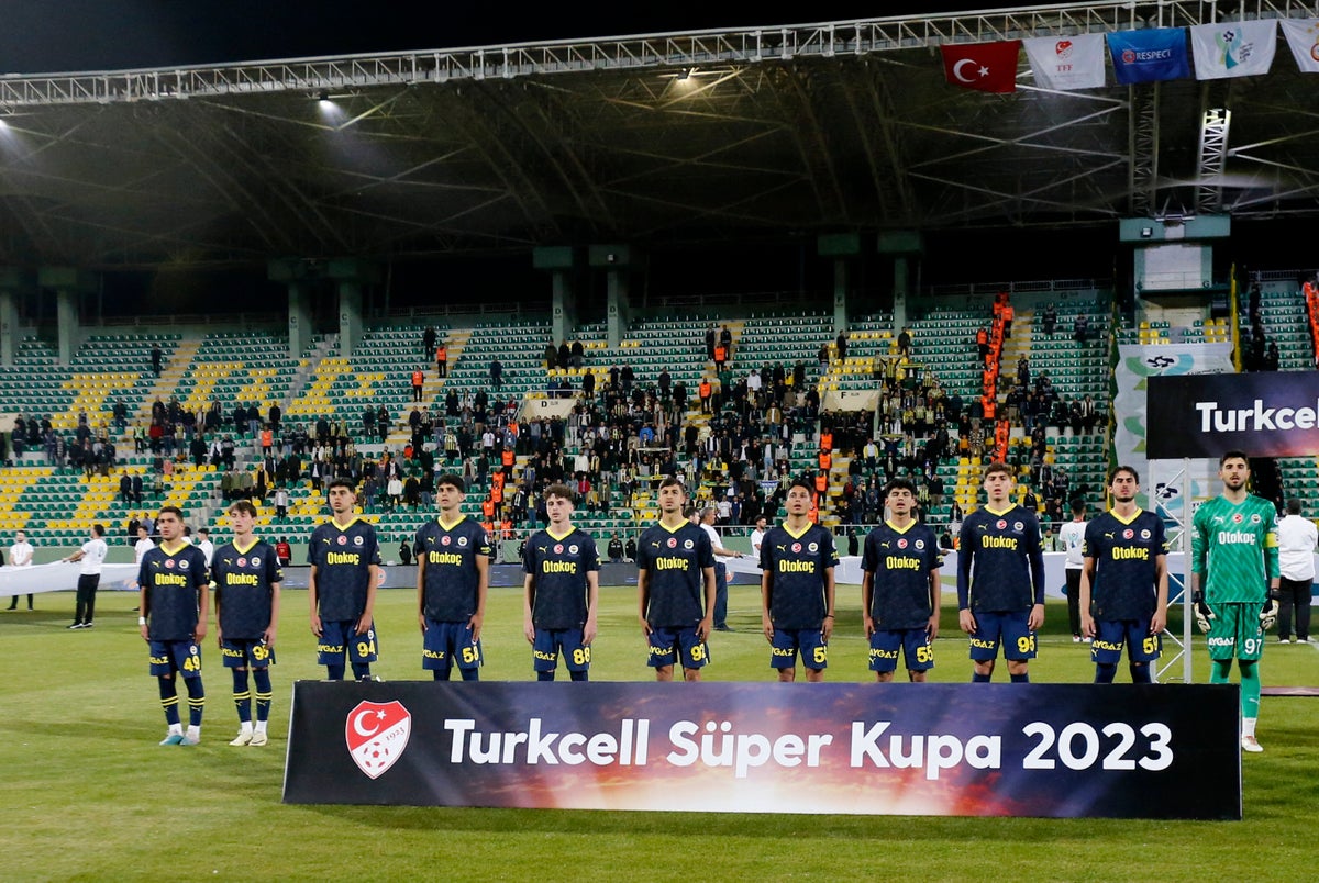 Fenerbahce field youth players in Super Cup against Galatasaray - then walk off after one minute