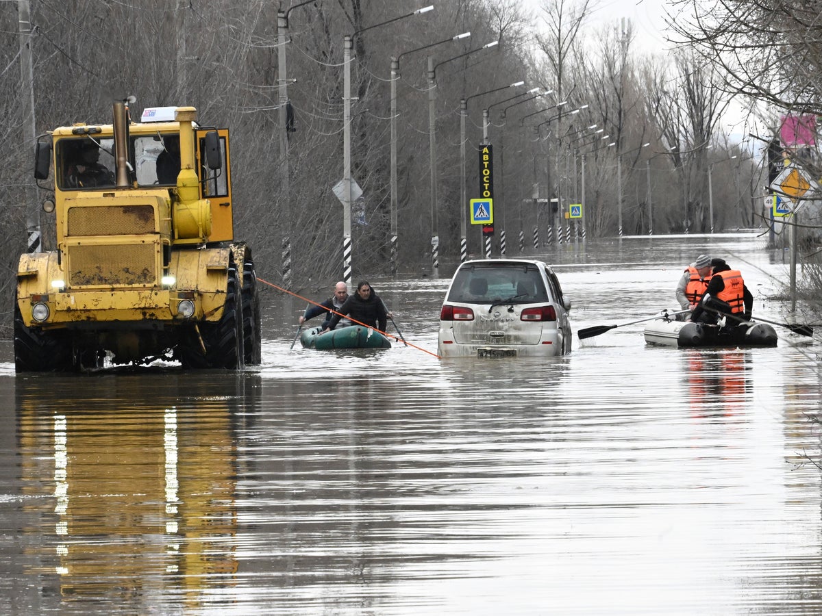 Protestors turn on Putin as thousands of homes flood in Russia | The  Independent