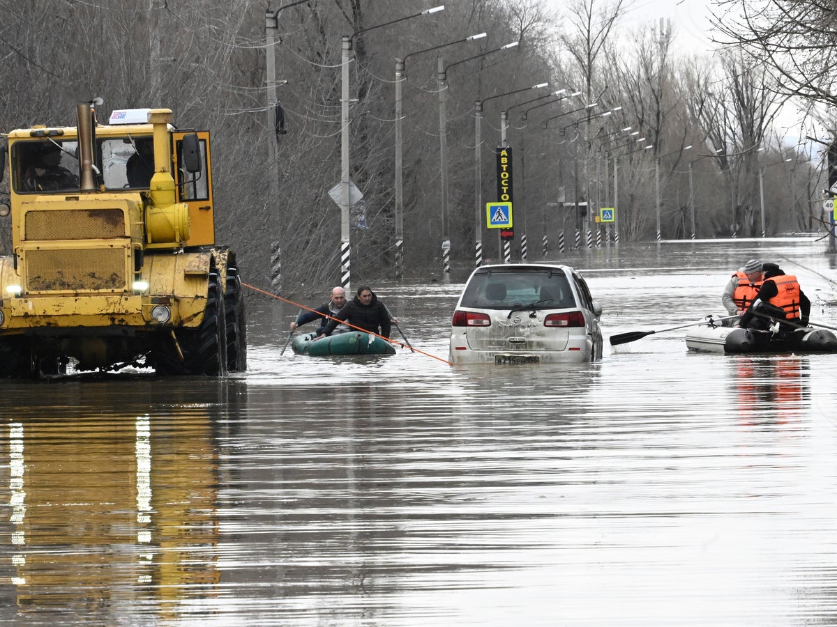 Protestors turn on Putin as thousands of homes flood in Russia | The  Independent