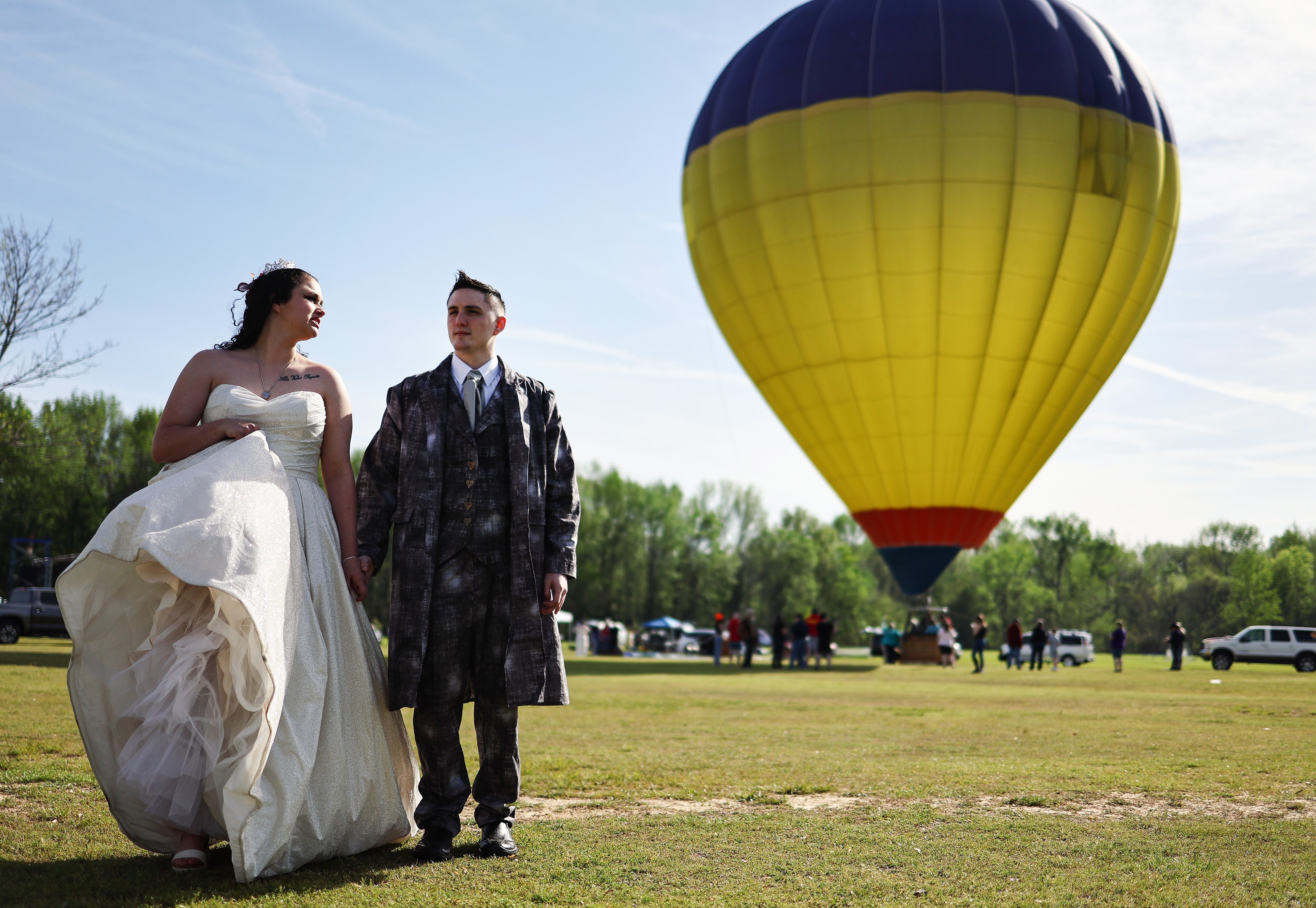 Bride Toni Phillips and groom David Wells look on before a planned mass wedding