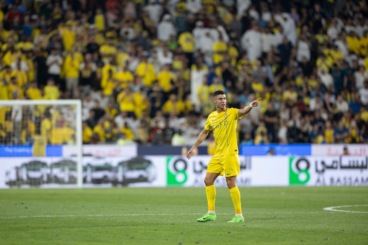 Enraged Cristiano Ronaldo clashes with opponent and raises fist to ...